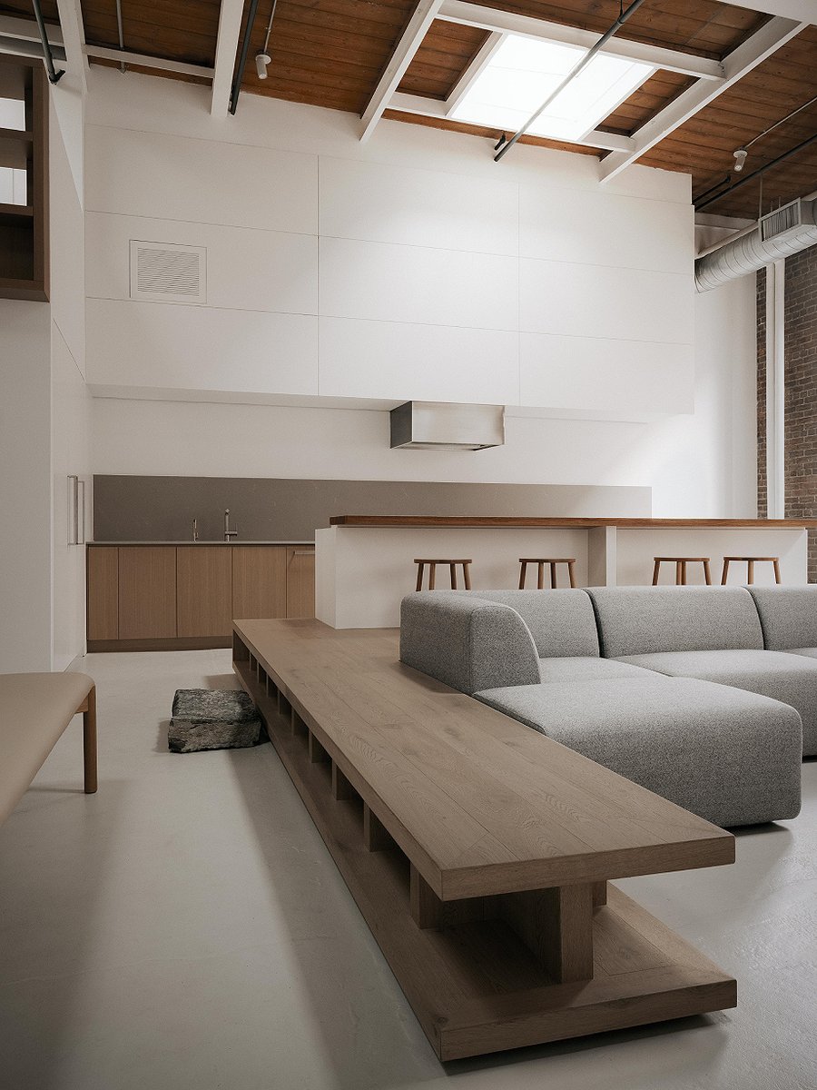Interior_es's tweet image. StudioAC transformed a #loft in a building that was a toy factory and bottling workshop, blending #industrial style with contemporary interventions featuring warm #whiteoak wood.
-&amp;gt; Photos: Félix Michaud
-&amp;gt; interioresminimalistas.com/2026/02/18/el-…
-&amp;gt; #interiors #Toronto #Canadá