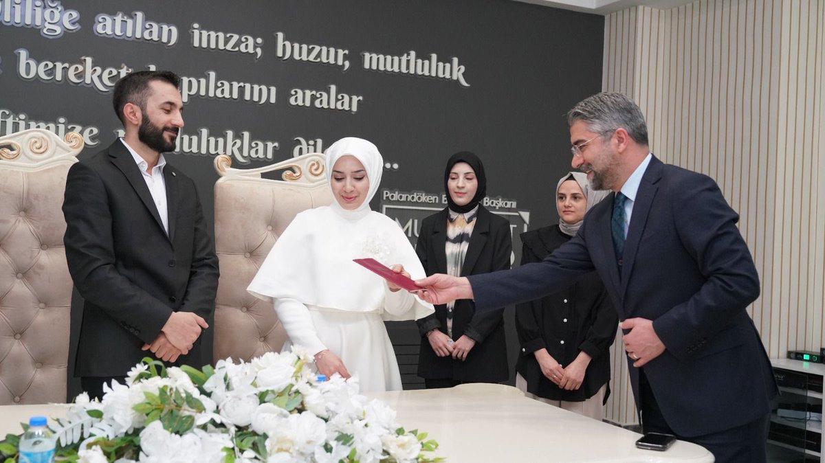 Eker ve Atış ailelerinin kıymetli evlatları Zeynep ve Yakup kardeşlerimizin nikâh törenlerine katılarak bu anlamlı ve özel anlarına şahitlik ettik.

Hayatlarını birleştiren genç çiftimize ömür boyu sağlık, huzur ve mutluluk diliyorum. Rabbim muhabbetlerini daim, yuvalarını