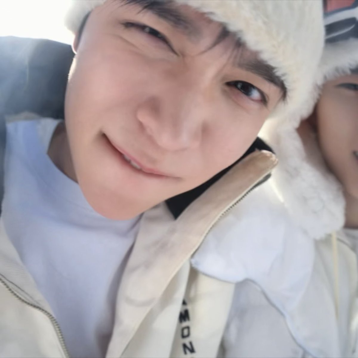 🦌 : เวลาเขาหัวเราะเขาจะยิ้มกว้างเหมือนเด็กๆ มากเลยครับ 😭🤏🏻🤍🤍 ถ้าเขาได้เผยรอยยิ้มแบบนั้นเยอะ ๆ ผมคิดว่าจะมีคนชอบอึนซอกมากขึ้นแน่ ๆ ㅠㅠㅠㅠㅠ