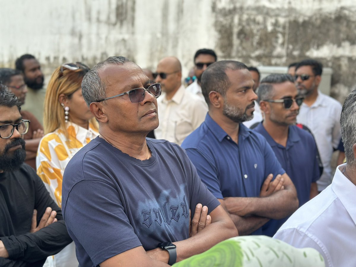 ލޯކަލް ކައުންސިލް އިންތިހާބުގައި މާފަންނު ހުޅަނގު ދާއިރާއަށް އެމްޑީޕީ ޓިކެޓުގައި ވާދަކުރައްވާ ކެންޑިޑޭޓުން ދޮރުން ދޮރަށް ހިނގުމުގެ ހަރަކާތުގެ ތެރެއިން. 

<a href="/adamazim/">Adam Azim, Mayor of Male’ City</a> <a href="/reesha_a/">Aishath Reesha</a>
<a href="/rilwanali1987/">mohamed rilwan ali</a> 

#VoteMDP #EmmengeVoteThilafathah