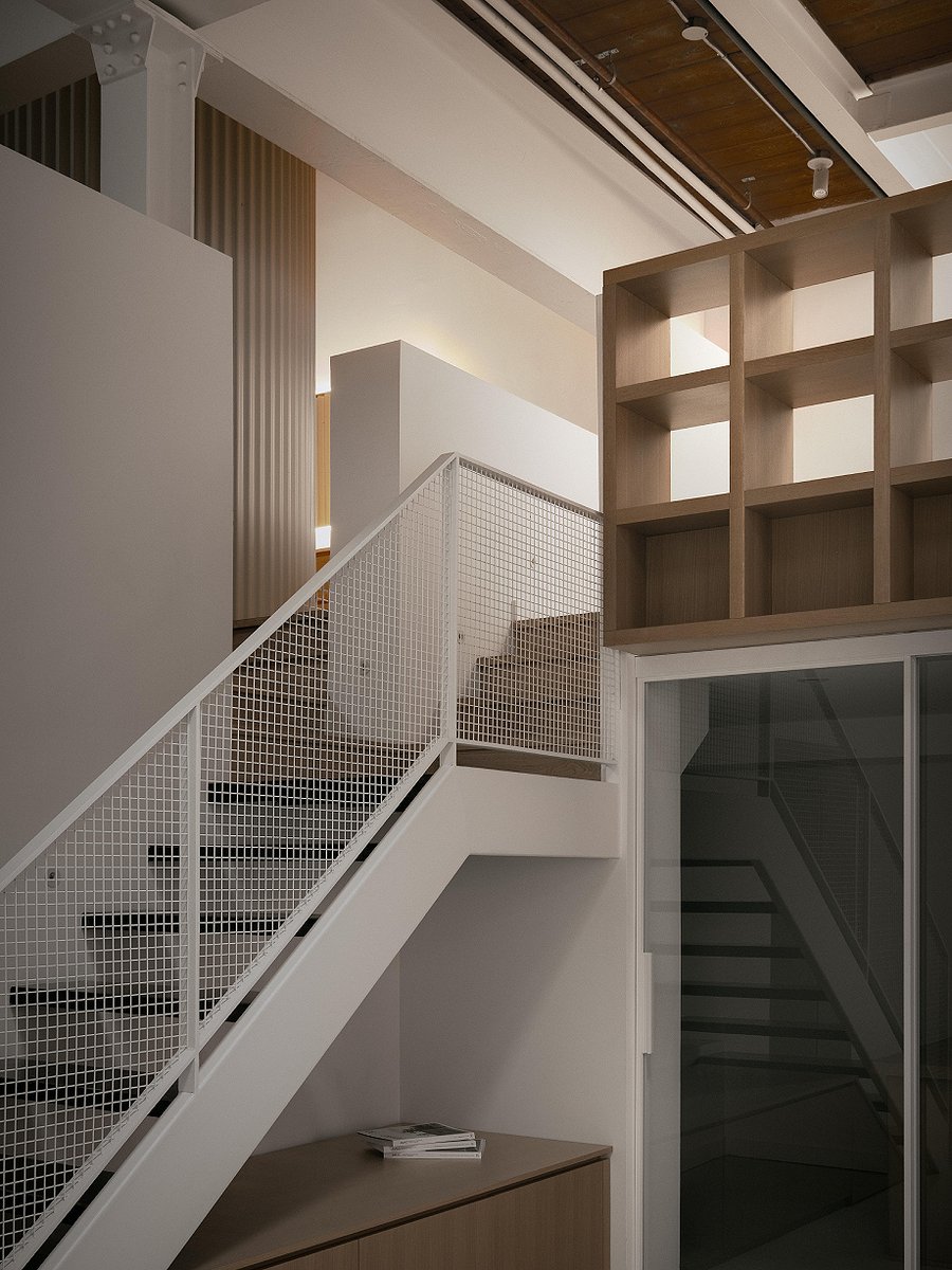 Interior_es's tweet image. StudioAC transformed a #loft in a building that was a toy factory and bottling workshop, blending #industrial style with contemporary interventions featuring warm #whiteoak wood.
-&amp;gt; Photos: Félix Michaud
-&amp;gt; interioresminimalistas.com/2026/02/18/el-…
-&amp;gt; #interiors #Toronto #Canadá