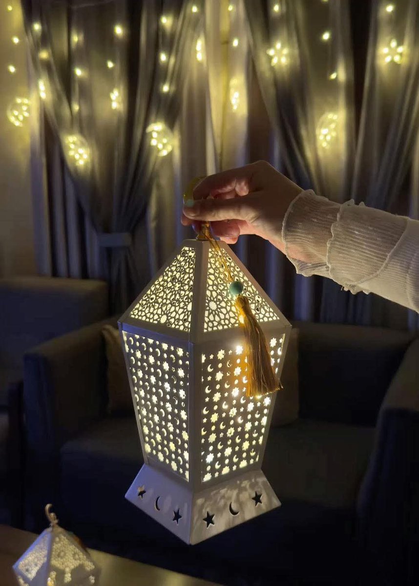 الأجواء ريحتها رمضان، الكل مبسوط،  الشوارع مليانة زينة، الجو حلو، دي الأيام اللي أحب أعيشها طول السنة 

كل عام وانتم بخير ❤️🥰