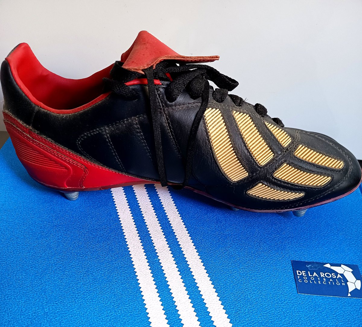 Con la siguiente publicación cerramos, por ahora, la historia <a href="/adidas/">adidas</a> Predator, en 2002 se sacó el sexto modelo llamado Predator Mania. 
De mí colección.
#adidas
 #theadidasarchive #adidashq #adidasarchive #adidasdassler vintageadidas adidas75