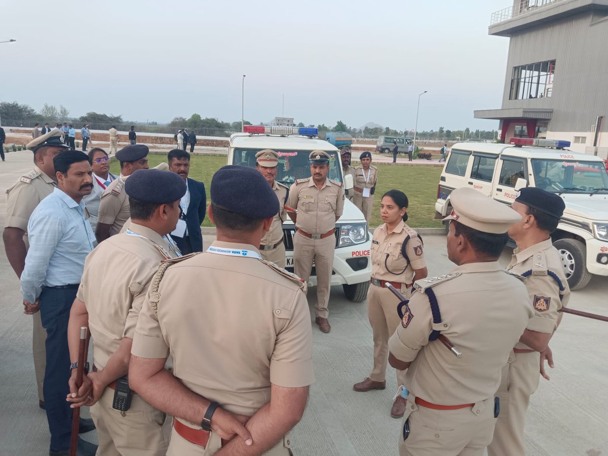 KolarPolice's tweet photo. ಇಂದು ಮಾನ್ಯ ಕೇಂದ್ರ ರಕ್ಷಣಾ ಸಚಿವರು ಕೋಲಾರದ ವೇಮಗಲ್ ಕೈಗಾರಿಕಾ ಪ್ರದೇಶಕ್ಕೆ ಭೇಟಿ ನೀಡಿದ ಸಂದರ್ಭದಲ್ಲಿ ಸೂಕ್ತ ಬಂದೋಬಸ್ತನ್ನು ಏರ್ಪಡಿಸಲಾಯಿತು.
#DgpKarnataka #IgpRange #karntakastatepolice #kolar #mulbagal #maluru #masthi #srinivasapura https://t.co/xv0BZ14PY2