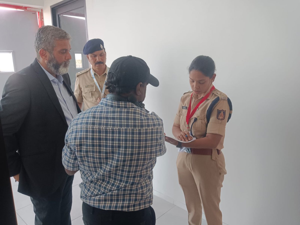 KolarPolice's tweet photo. ಇಂದು ಮಾನ್ಯ ಕೇಂದ್ರ ರಕ್ಷಣಾ ಸಚಿವರು ಕೋಲಾರದ ವೇಮಗಲ್ ಕೈಗಾರಿಕಾ ಪ್ರದೇಶಕ್ಕೆ ಭೇಟಿ ನೀಡಿದ ಸಂದರ್ಭದಲ್ಲಿ ಸೂಕ್ತ ಬಂದೋಬಸ್ತನ್ನು ಏರ್ಪಡಿಸಲಾಯಿತು.
#DgpKarnataka #IgpRange #karntakastatepolice #kolar #mulbagal #maluru #masthi #srinivasapura https://t.co/xv0BZ14PY2
