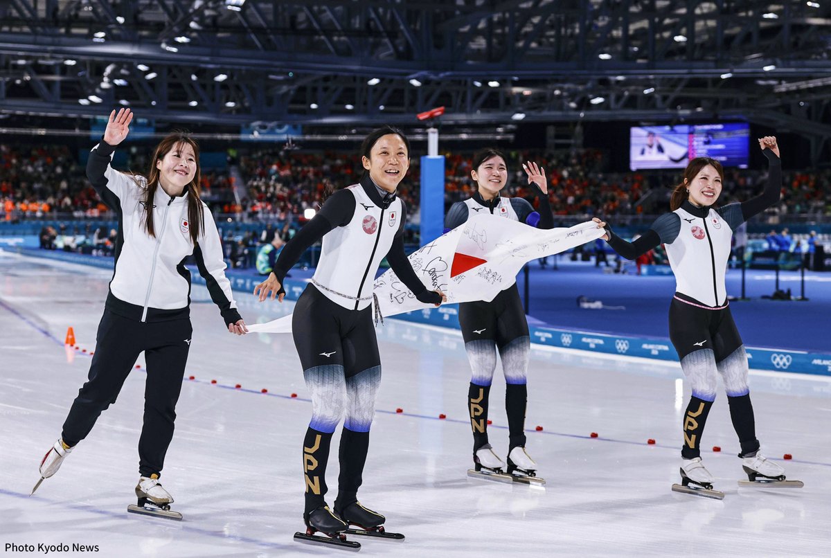 TeamJapan's tweet photo. 𝙈𝙊𝙈𝙀𝙉𝙏📷
#MilanoCortina2026

4人の絆が掴んだ、3大会連続のメダル。

スピードスケート 女子チームパシュート
髙木美帆 選手
佐藤綾乃 選手
堀川桃香 選手
野明花菜 選手

@skatingjapan
#TEAMJAPAN  #ともに一歩踏み出す勇気を https://t.co/BUC7lzuskC