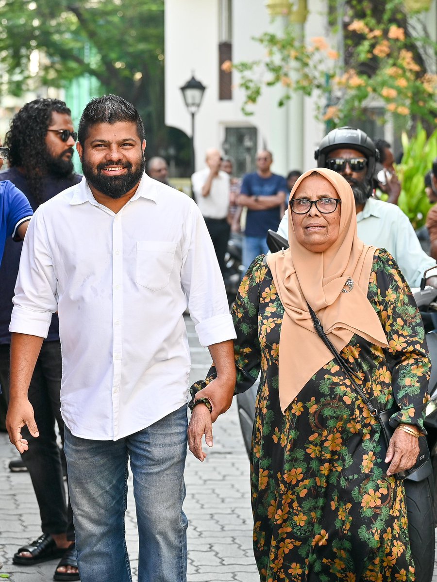 ލޯކަލް ކައުންސިލް އިންތިހާބުގައި މާފަންނު ހުޅަނގު ދާއިރާއަށް އެމްޑީޕީ ޓިކެޓުގައި ވާދަކުރައްވާ ކެންޑިޑޭޓުން ދޮރުން ދޮރަށް ހިނގުމުގެ ހަރަކާތުގެ ތެރެއިން. 

<a href="/adamazim/">Adam Azim, Mayor of Male’ City</a> <a href="/reesha_a/">Aishath Reesha</a>
<a href="/rilwanali1987/">mohamed rilwan ali</a> 

#VoteMDP #EmmengeVoteThilafathah