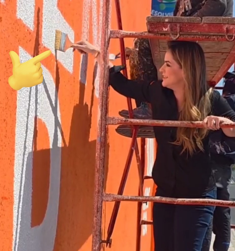 PedroBufalo's tweet photo. La regidora en el @qromunicipio de #MovimientoCiudadano, @PaulinaAguado, simula pintar una pared.
Su brocha con pintura seca color naranja, pintando una superficie blanca.
¡BASTA DE SIMULACIÓN! Le pagamos para que trabaje por los queretanos, no para hacer campaña de promoción personal y además mal hecha.