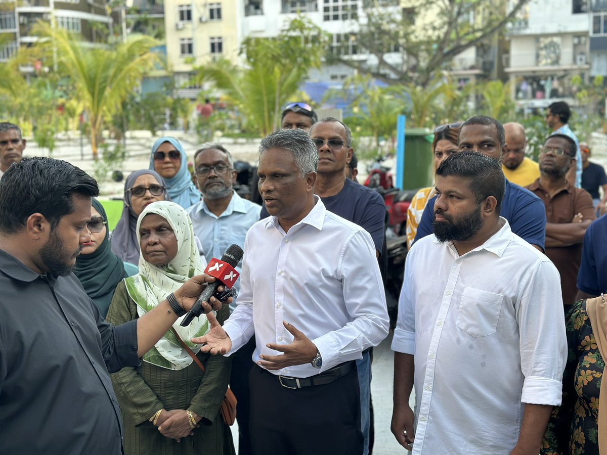 ލޯކަލް ކައުންސިލް އިންތިހާބުގައި މާފަންނު ހުޅަނގު ދާއިރާއަށް އެމްޑީޕީ ޓިކެޓުގައި ވާދަކުރައްވާ ކެންޑިޑޭޓުން ދޮރުން ދޮރަށް ހިނގުމުގެ ހަރަކާތުގެ ތެރެއިން. 

<a href="/adamazim/">Adam Azim, Mayor of Male’ City</a> <a href="/reesha_a/">Aishath Reesha</a>
<a href="/rilwanali1987/">mohamed rilwan ali</a> 

#VoteMDP #EmmengeVoteThilafathah