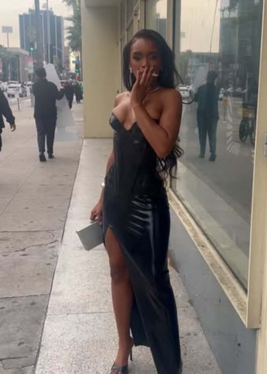 she stayss with a blunt in her hand