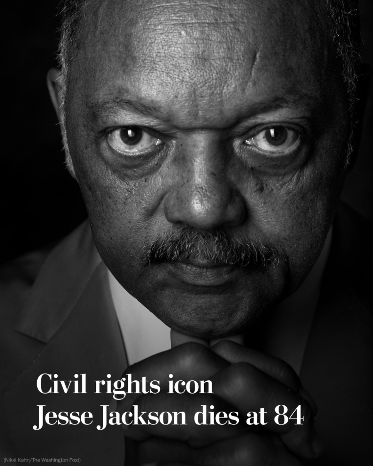 El reverendo Jesse Louis Jackson no solo fue una de las figuras centrales de la lucha por los derechos civiles en Estados Unidos, al lado de Marting Luther King, sino que además fue siempre un impulsor de la Noviolencia y la reconciliación. Su voz fue vital en Sudáfrica, en Irak,