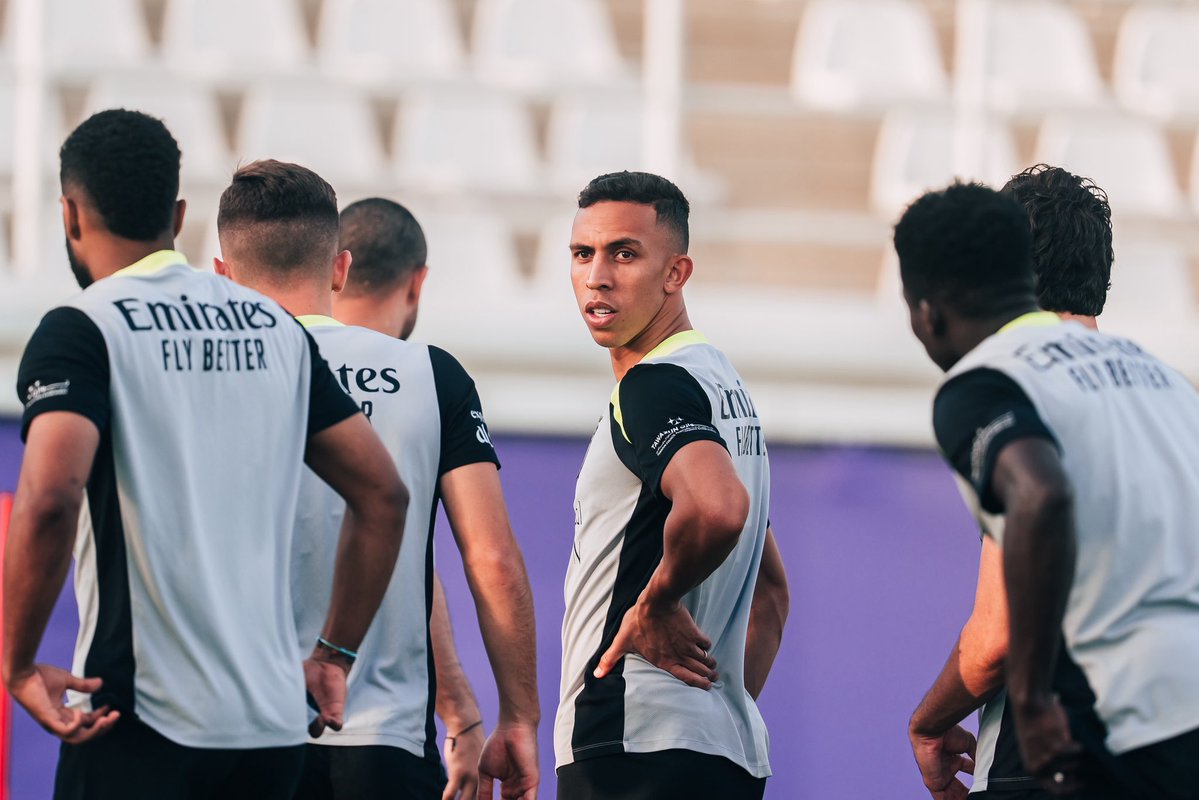 حضر سمو الشيخ هزاع بن زايد آل نهيان، ممثل الحاكم في منطقة العين، تدريبات الفريق الأول لنادي العين لكرة القدم مساء اليوم على استاد خليفة بن زايد، حيث اطّلع سموه على جاهزية الفريق وتحضيراته للاستحقاقات القادمة، متمنياً للفريق مواصلة العطاء لاستكمال مسيرة النجاحات وتحقيق المزيد من