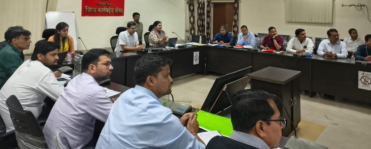 #दौसा
जिले में आगामी #जनगणना के सफल आयोजन के लिए जिला कलक्ट्रेट सभागार में दो दिवसीय जिला स्तरीय प्रशिक्षण मंगलवार को सम्पन्न हुआ। प्रशिक्षण कार्यक्रम की अध्यक्षता जिला कलक्टर एवं प्रमुख जनगणना अधिकारी देवेंद्र कुमार ने की।