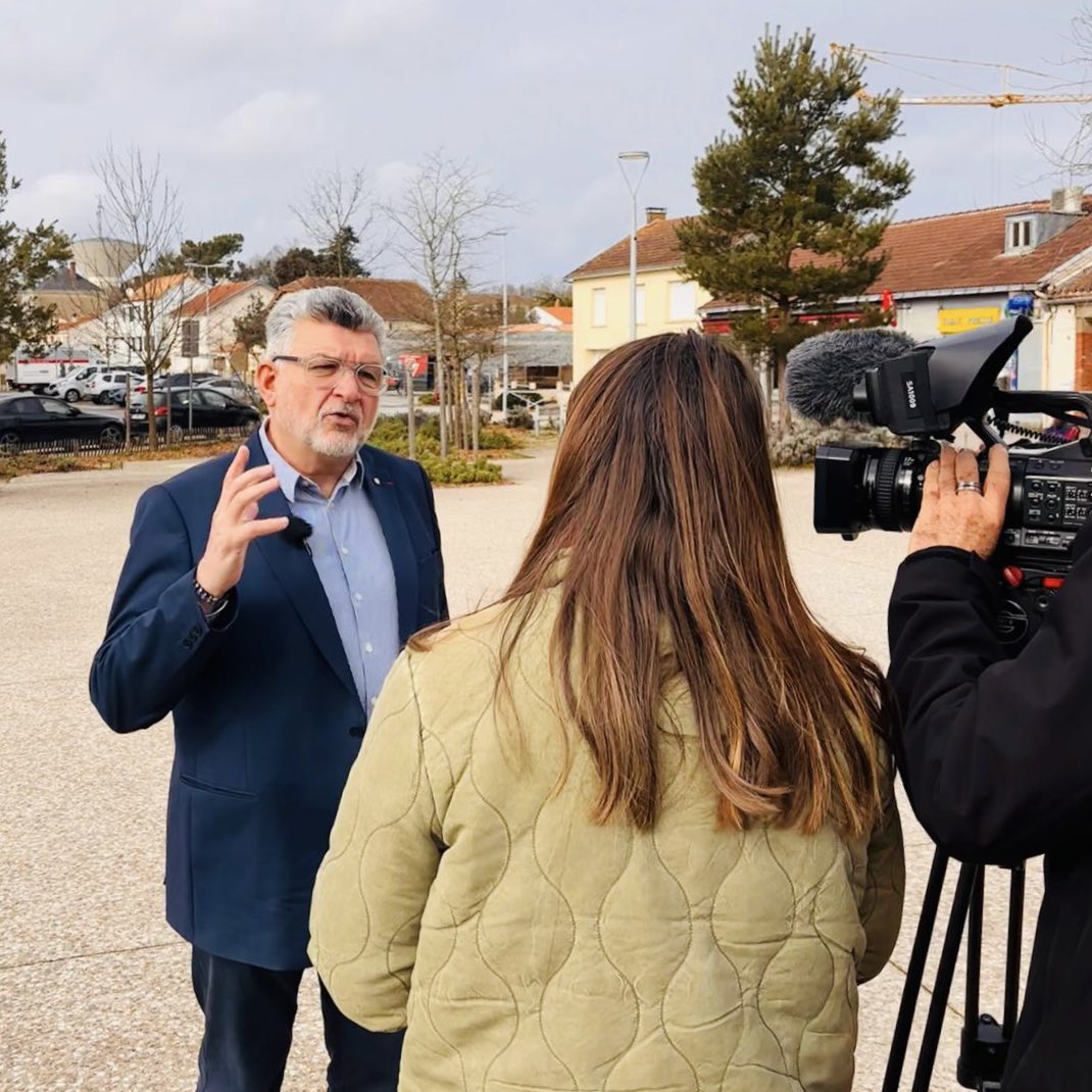Lucbouard's tweet photo. Interviewé par @FranceTV à l’approche du débat du 1er tour des élections municipales, j’ai voulu rappeler l’essentiel : à @larochesuryonfr, la politique est et doit rester apaisée !

Le débat local mérite mieux que le fracas national et les logiques d’affrontement importées. https://t.co/opcH1hCq0j