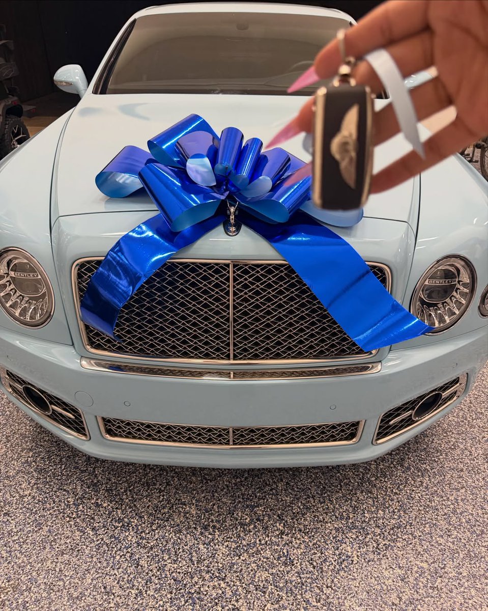 meganstallionbr's tweet image. MERECE MUITO! Megan Thee Stallion ganhou um Bentley azul bebê de aniversário do seu namorado Klay Thompson 💙

— O carro é avaliado em 4 milhões de reais.