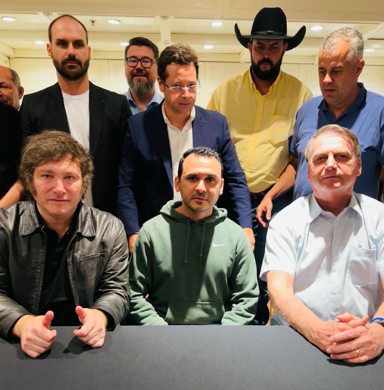 pz_silvio's tweet photo. Mientras @Eduardo_Bittar busca aliados de DERECHA REAL para MVGA (Make Venezuela Great Again) la opo-Ficción solo busca desprestigiarlo y alinearse con socialistas alrededor del mundo. 
#EstoyConBittar #MVGA @Rumbo_Libertad @realDonaldTrump @RogerJStoneJr https://t.co/E0zIwDVdWk