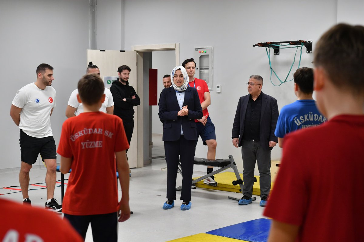 uskudarbldsporr's tweet photo. Spor Kulübü Başkanımız Sn. Amine Cansu Çelik, Mehmet Çakır Kültür Merkezinde Kulübümüz Yüzme sporcuları ve velilerimizle buluştu. 
8-15 yaş aralığındaki yüzme grubu sporcularımızın havuzdaki ve salondaki antrenmanlarını izledi, başarılar diledi.

@sdedetas @AmineCansuKaba https://t.co/3cFmiDCYYU
