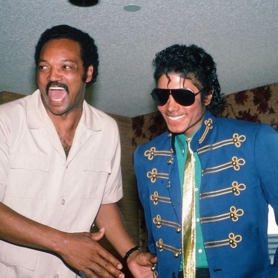 mjculturebrasil's tweet photo. Hoje o mundo se despede de uma das figuras mais emblemáticas da luta pelos direitos civis nos Estados Unidos: o Reverendo Jesse Jackson. 🖤

Sua partida deixa um vazio na história política, mas seu legado como porta-voz da justiça e da igualdade permanece inabalável. 

Para além dos palanques e da militância, Jesse Jackson guardava uma faceta de profunda lealdade pessoal, especialmente visível em sua amizade de décadas com Michael Jackson.