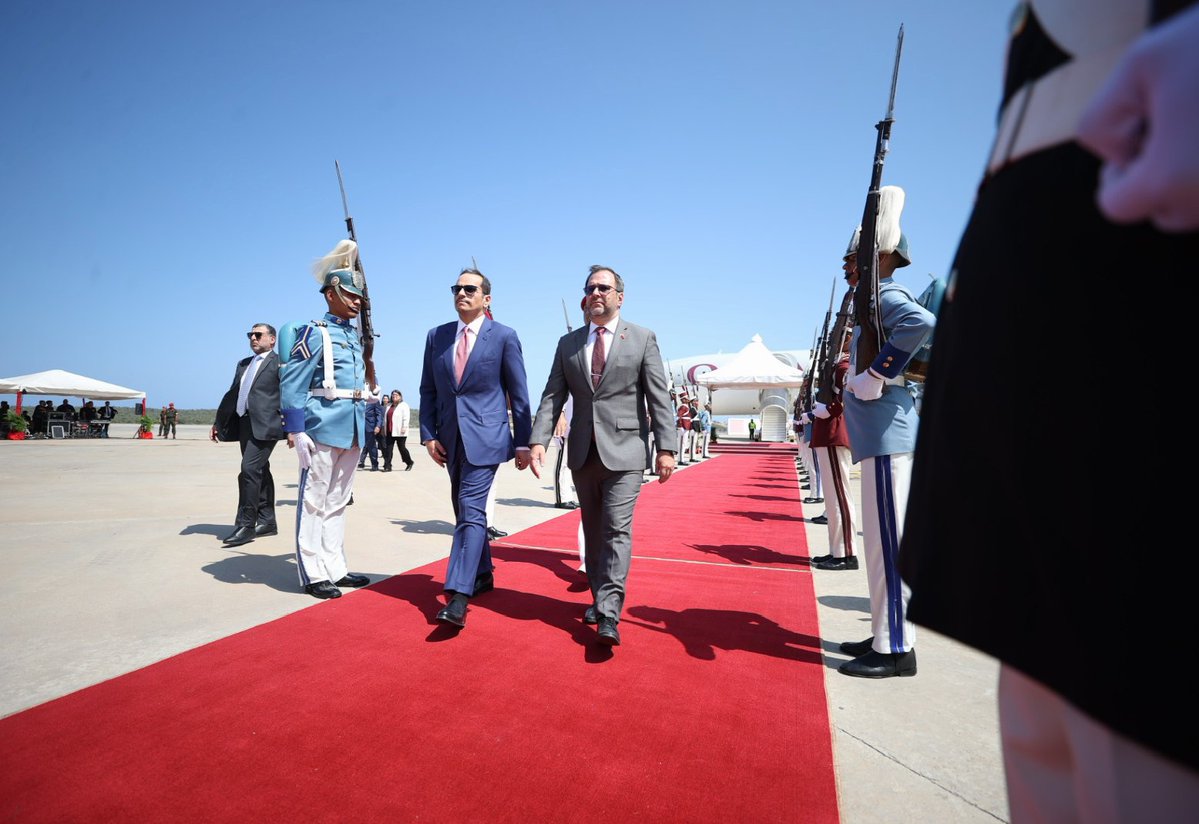 En nombre del Gobierno Bolivariano y del pueblo de Venezuela, hemos tenido el honor de dar una cálida bienvenida al Primer Ministro de Qatar, Mohammed Bin Abdulrahman Al Thani, quien se encuentra en una visita oficial a nuestro país con el propósito de fortalecer las relaciones