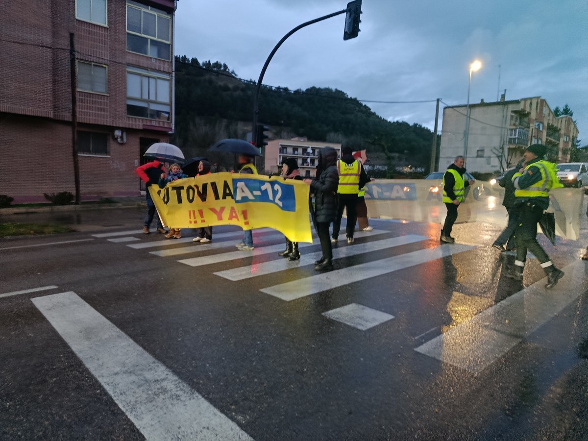 🛑✋✋Seguimos reclamando una #CarreteraSegura,  todos los viernes a las 18:30h en el Parque de La Florida de #Belorado #A12YA

📸Fotos de la concentración del pasado viernes 13 de febrero.

<a href="/oscar_puente_/">Óscar Puente</a> <a href="/transportesgob/">Ministerio Transportes y Movilidad Sostenible</a>