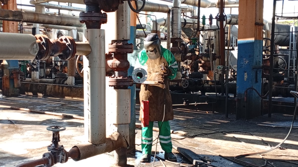 ⚙️ Mantenimiento en acción.
Nuestro equipo trabaja en la reparación de líneas averiadas en la <a href="/REFHDSCU/">Refinería Hermanos Díaz</a>. Hombres comprometidos, un solo equipo, un mismo objetivo:  seguir garantizando la operatividad. 💪🔧
#PetrolerosPorCuba #Cuba #SantiagoDeCuba #MantenimientoIndustrial