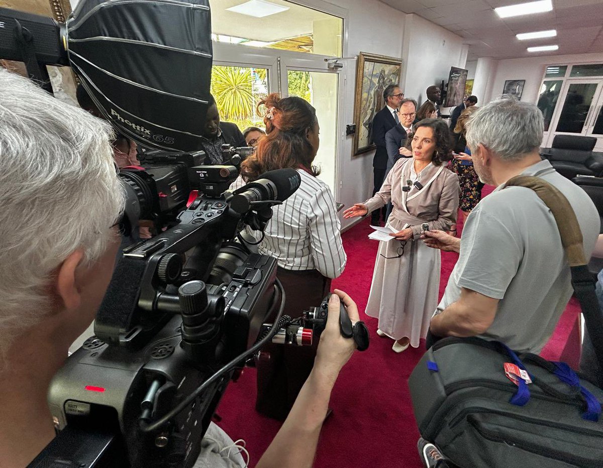 Échange constructif avec la Première Ministre Judith Suminwa et les ministres 🇨🇩 sur :
•l’accès &amp; les corridors humanitaires à l’Est de la #RDC
•les services de santé
•la possible nomination d’un coordinateur humanitaire à l’Est.

L’UE est aux côtés du peuple Congolais.