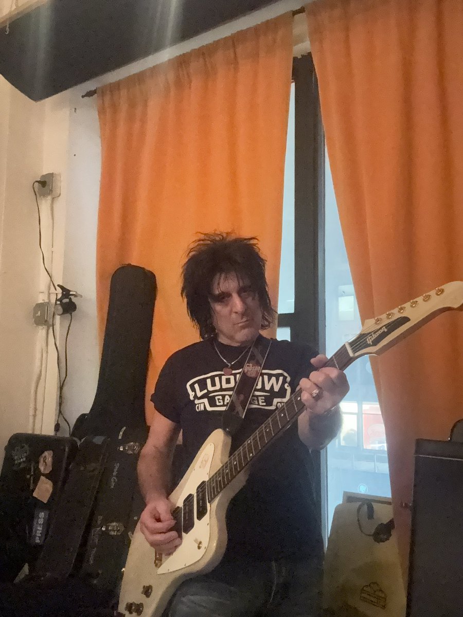 SteveConteNYC's tweet photo. The ‘Bird flies again! Recording more guitars in my studio today for my band’s new album - and this baby ROCKS! (With just the right amount of ROLL”…)
————
#SteveConte #Gibson #nonReverseFirebird #guitar #ROCKandROLL #NewYorkDolls #CompanyOfWolves #MichaelMonroe #BillySquier https://t.co/bOQodirb9Q