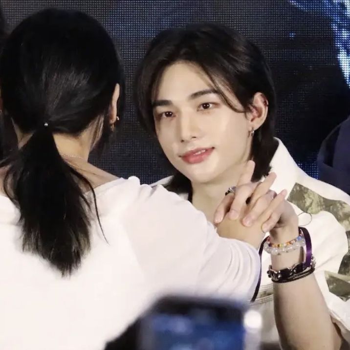 milyyyypp's tweet image. Provócame Otra Vez
#os #hyunlix 
Fan meeting.
Hyunjin sonríe demasiado.
Felix lo mira como si fuera a arrancarlo del escenario.
Celos, provocación… y una puerta que se cierra.
Porque en público Hyunjin es de todos.
Pero en privado, siempre termina siendo solo suyo.