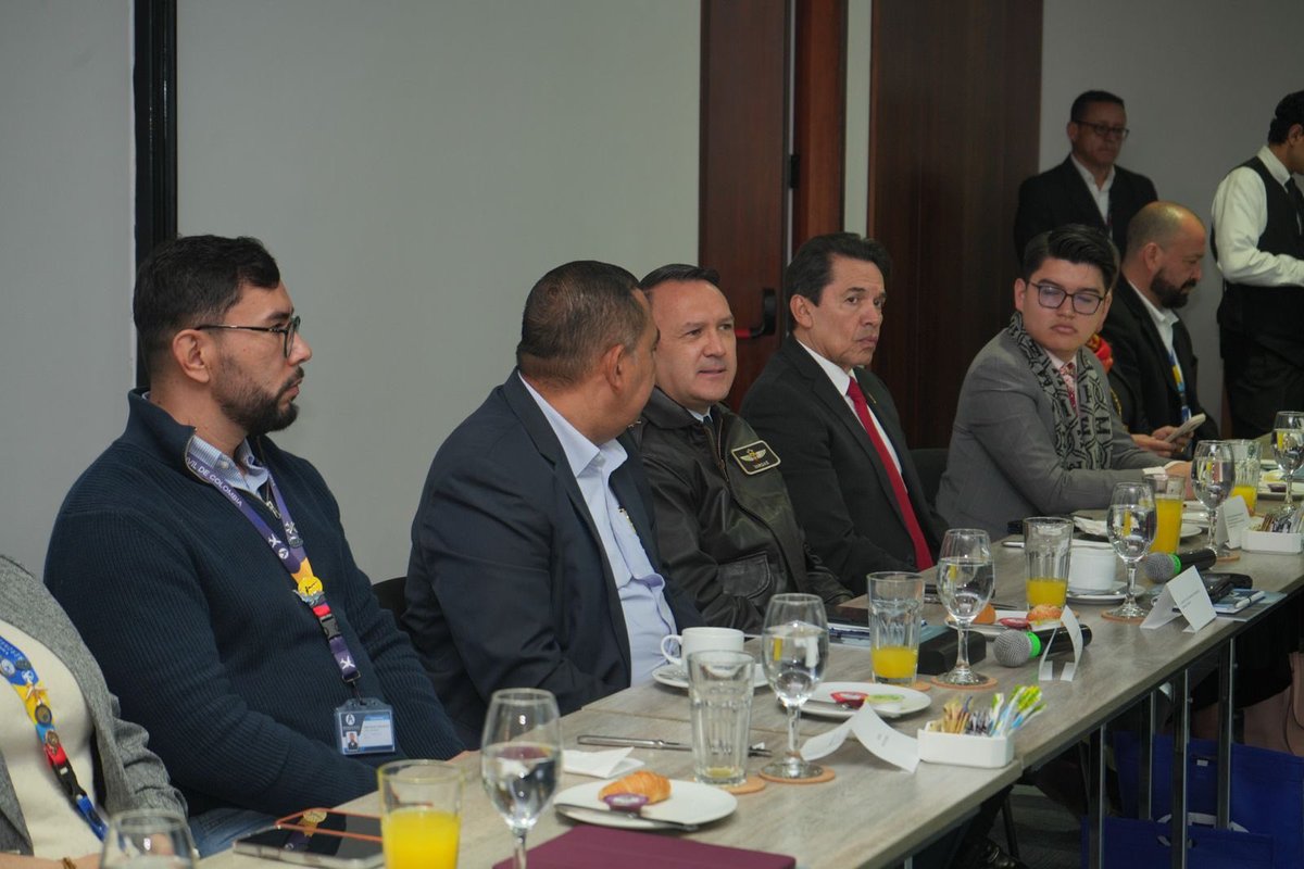 Hoy lideré el Encuentro de Directores Regionales de la @aerocivilcol , un espacio estratégico para fortalecer la articulación, compartir experiencias y avanzar en los principales retos del sector aeronáutico y la industria aérea.
Desde el Gobierno del Cambio seguimos consolidando