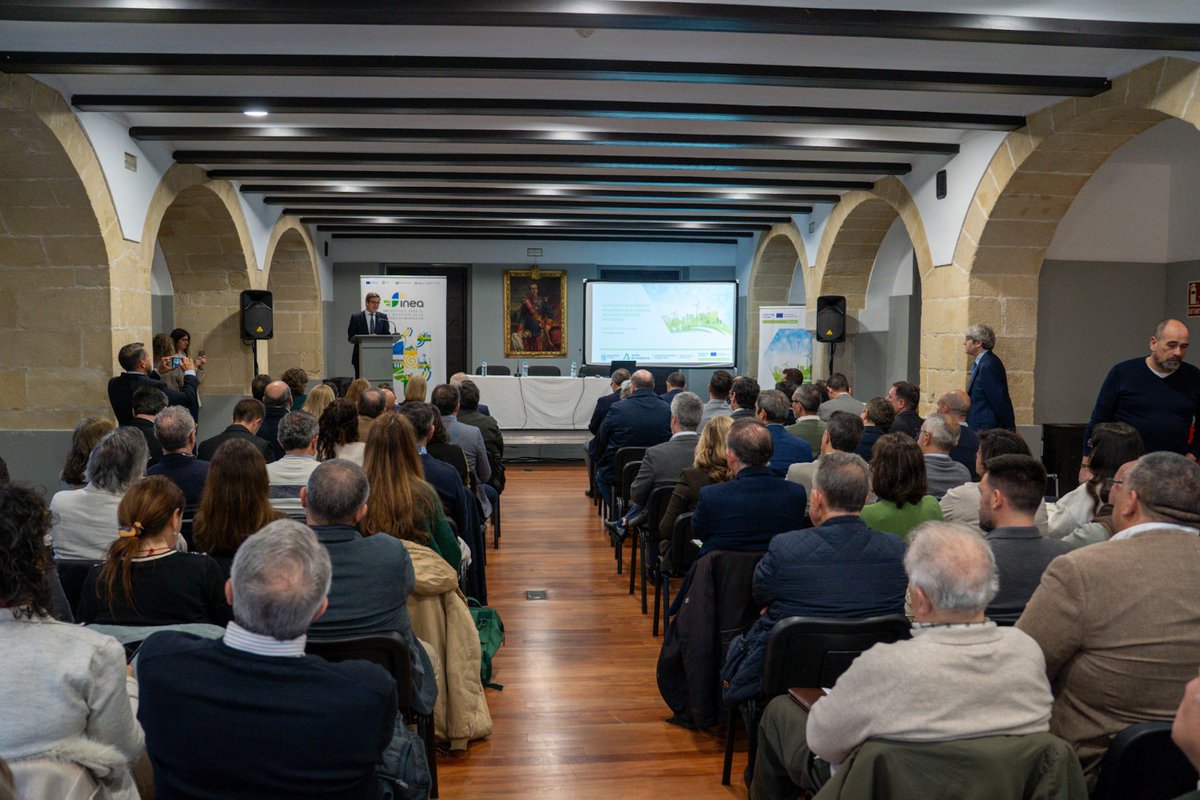 #Andalucía incrementa un 50% las instalaciones de autoconsumo compartido renovable en 2025.
El consejero <a href="/ParadelaJSr/">Jorge Paradela</a>  participa en Jerez junto a la alcaldesa en un encuentro sobre comunidades solares y energéticas, organizado por <a href="/EnergiaAnd/">Agencia Andaluza de la Energía</a> 
📰lajunta.es/6bqj9
#REC4EU