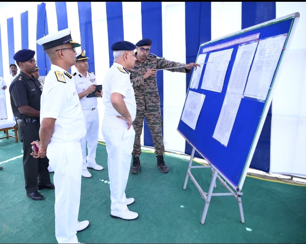 IndiaCoastGuard's tweet image. Director General Paramesh Sivamani, AVSM, PTM, TM, #DGICG visited Headquarters Coast Guard Eastern Seaboard #Visakhapatnam and reviewed readiness of operational platforms and progress of major infrastructure projects. #DGICG also engaged with officers and men stationed at