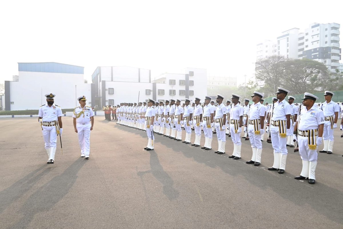 IndiaCoastGuard's tweet image. Director General Paramesh Sivamani, AVSM, PTM, TM, #DGICG visited Headquarters Coast Guard Eastern Seaboard #Visakhapatnam and reviewed readiness of operational platforms and progress of major infrastructure projects. #DGICG also engaged with officers and men stationed at