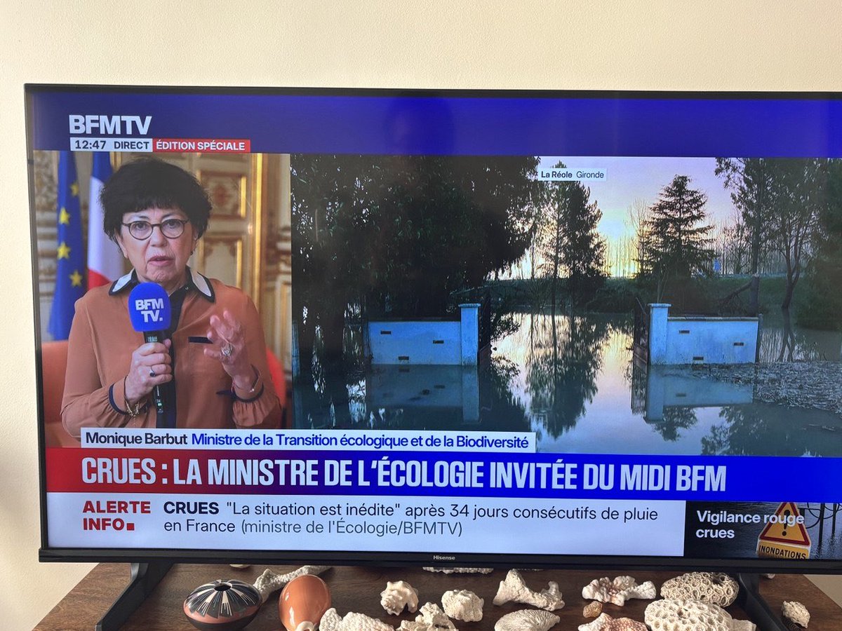 Belle image d’un gouvernement hors sol dont l’un des membres commente les inondations depuis un salon doré de la République. Même Lionel Jospin s’était déplacé sur le terrain lors des inondations à Abbeville en 2001. En 2004, Jean-François Mattéi avait été démissionné pour avoir