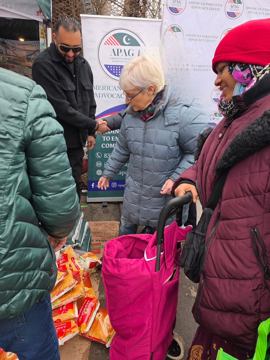 Lynn4NYC's tweet photo. Tonight begins the holy month of #Ramadan.  This past weekend, I was privileged to participate in a Ramadan food drive sponsored by @APAGUSA, to help support those in need during this sacred time. https://t.co/xz6yudZxVb