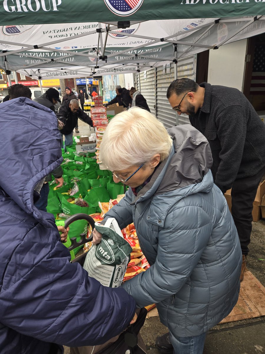 Lynn4NYC's tweet photo. Tonight begins the holy month of #Ramadan.  This past weekend, I was privileged to participate in a Ramadan food drive sponsored by @APAGUSA, to help support those in need during this sacred time. https://t.co/xz6yudZxVb