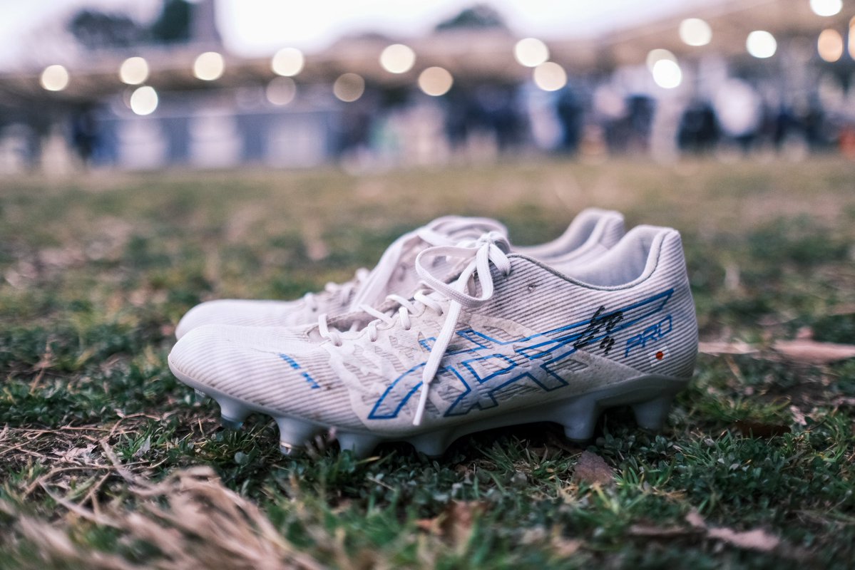 平河悠選手@yuhirakawa1314 のサイン入りスパイク ⁡ サッカーにハマっ