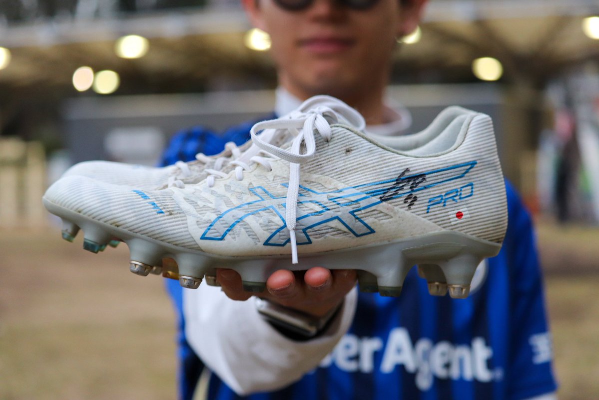 平河悠選手@yuhirakawa1314 のサイン入りスパイク ⁡ サッカーにハマっ