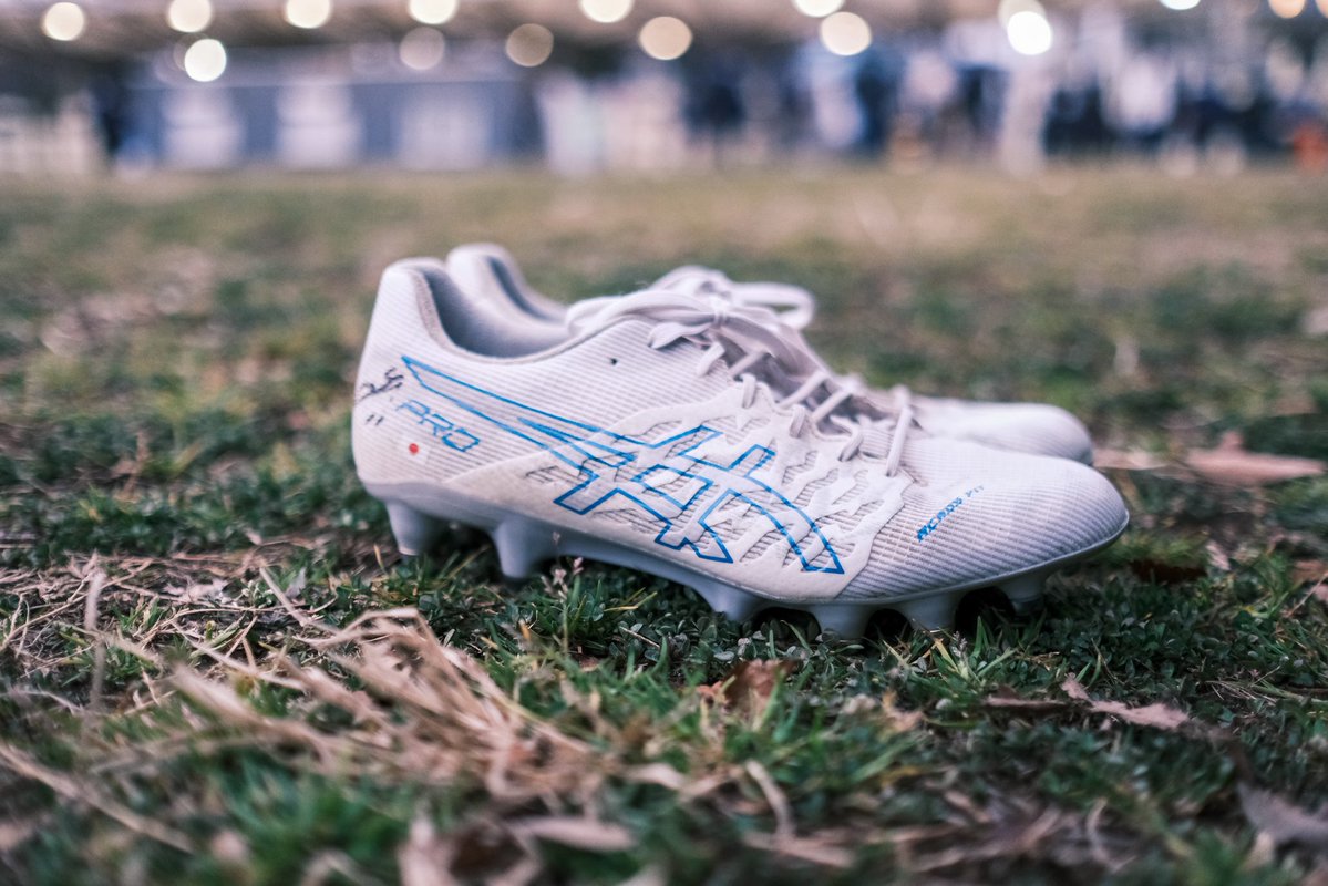 平河悠選手@yuhirakawa1314 のサイン入りスパイク ⁡ サッカーにハマっ