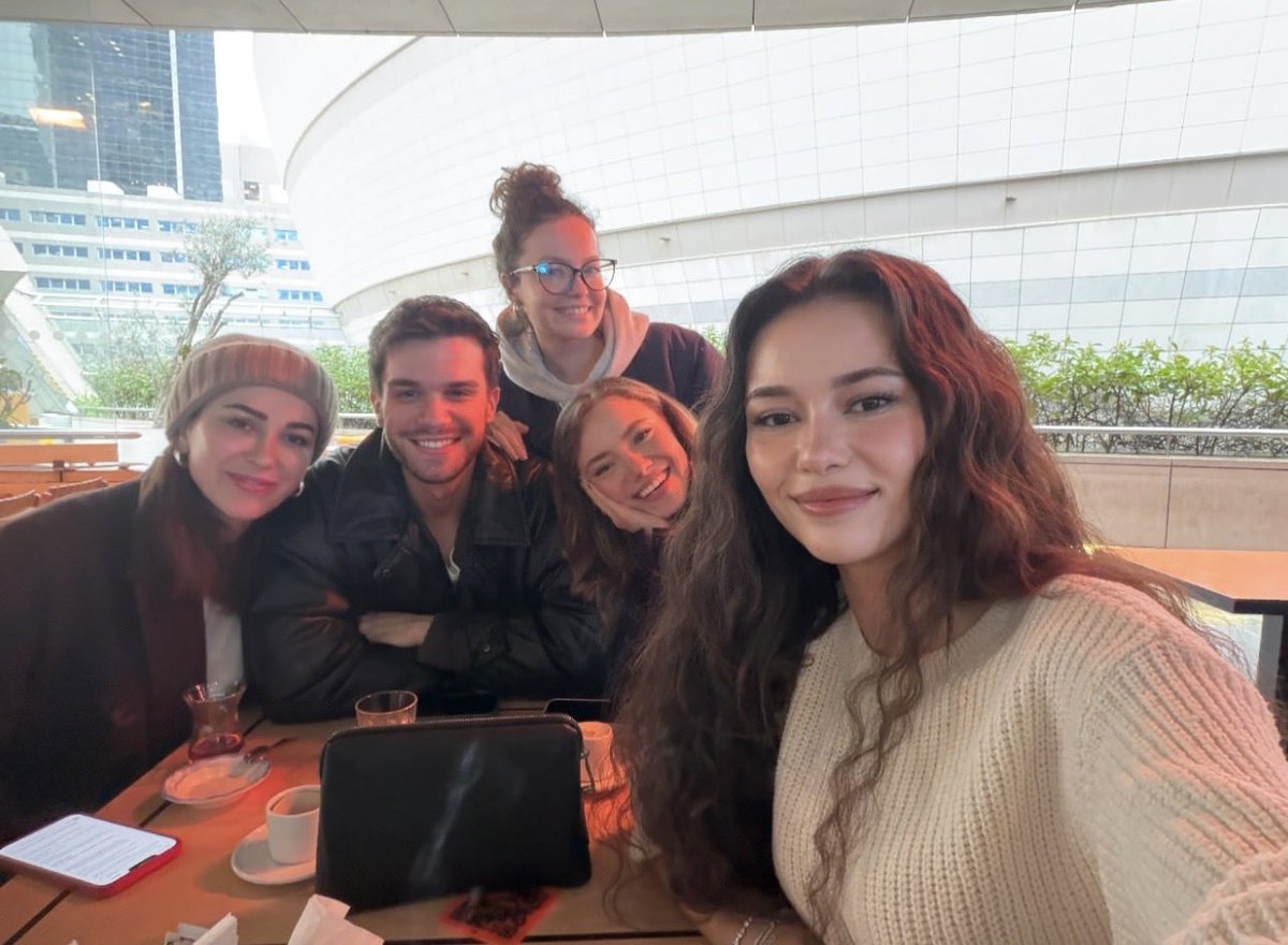- inanamıyorum, ekip birlikte dışarı çıkmış!  
   Eren de Turkusu’yla birlikteymiş. 
   Samimiyetinizi beğeniyorum, böyle 
   devam edin. ✨

<a href="/ErenOren7/">Eren Ören</a> | <a href="/uslerimed/">Türkü Su Demirel</a> 
#ErenÖren