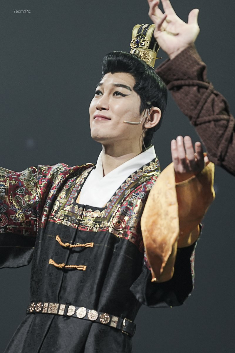 Yeormpic's tweet photo. 260213 한복입은남자 커튼콜 데이

이상인 │ #채성욱 배우님 https://t.co/UWFkN3YiuZ