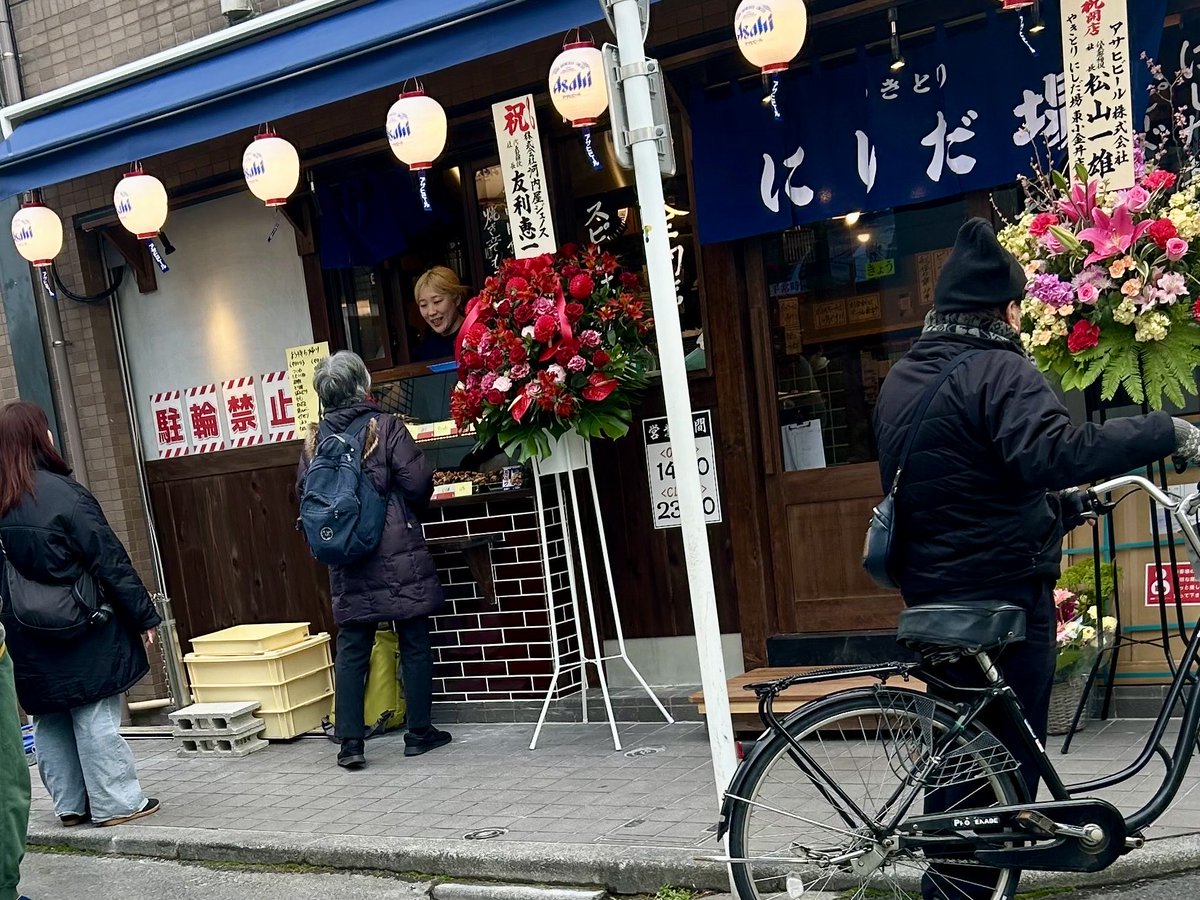 😃TABの目の前に、
🏮焼き鳥🍶さん、本日開店‼️🙌🙌

✨開店記念お持ち帰り串全品110円‼️

速攻で開店14時に２番乗り！
😆打田が偶然その場を激写🌟

後ろ姿でもワクワク感が⁉️😋