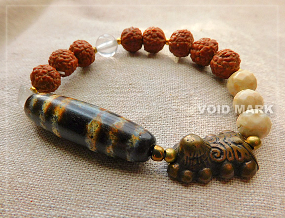 天珠とルドラクシャと水晶とトクチャ（チベットの金属製お守りみたい