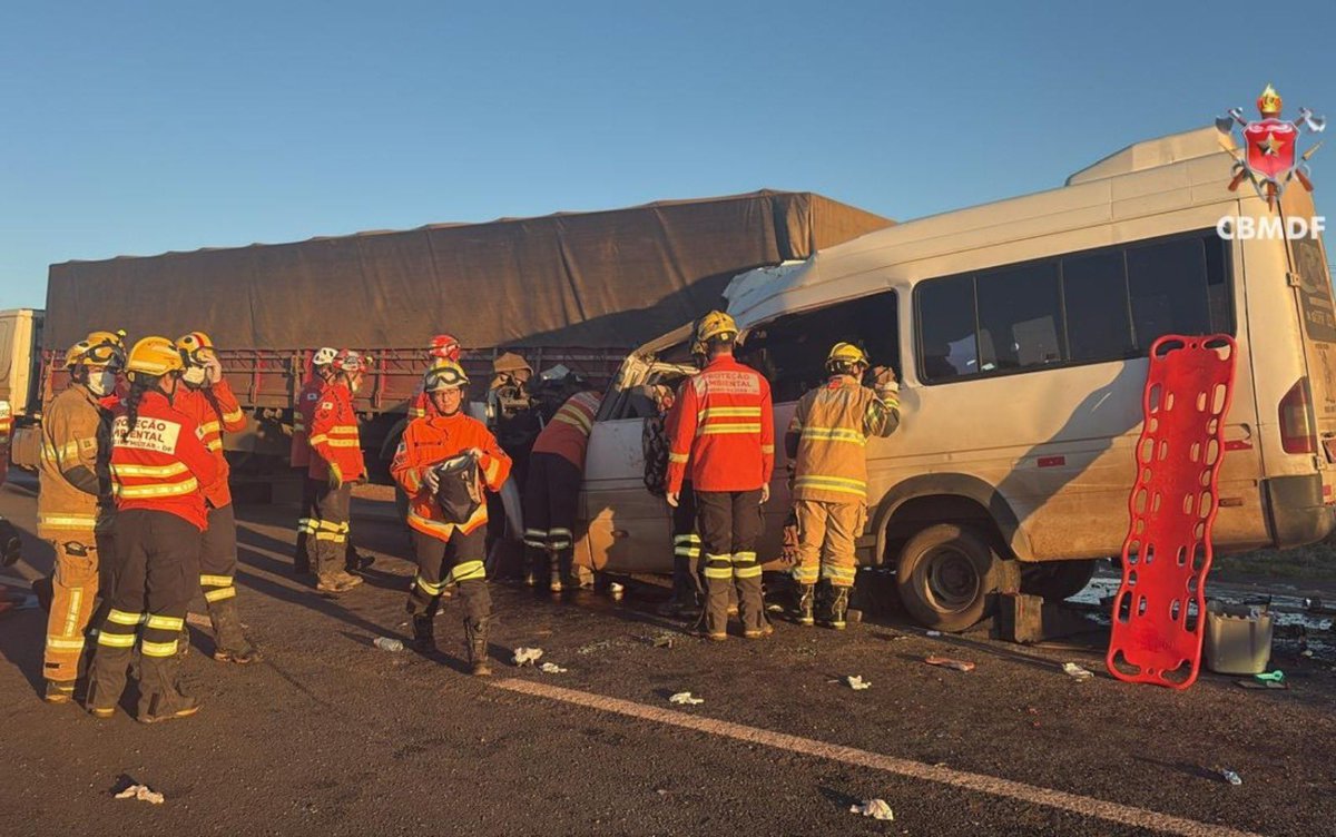 Cinco morrem e 11 ficam feridos em colisão entre van e carreta na BR-020, em Formosa ==> glo.bo/kyw458c 

 #NoAr#NoArCBN #CBNGoiânia #Trânsito