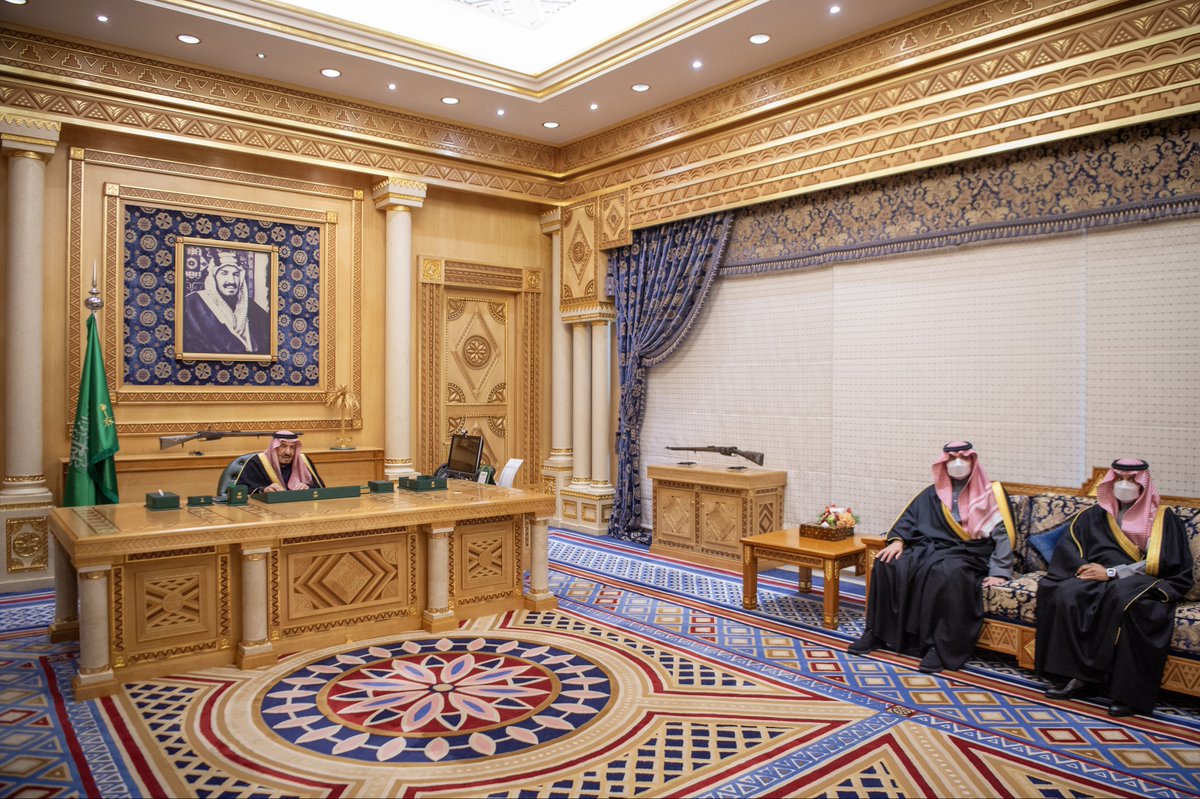 Bandaralgaloud's tweet image. أمام سيدي #خادم_الحرمين_الشريفين..
أصحاب السمو والمعالي الذين صدرت الأوامر الملكية بتعيينهم في مناصبهم الجديدة يتشرفون بأداء القسم.