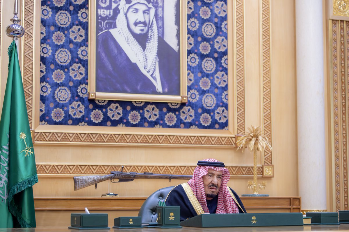 Bandaralgaloud's tweet image. أمام سيدي #خادم_الحرمين_الشريفين..
أصحاب السمو والمعالي الذين صدرت الأوامر الملكية بتعيينهم في مناصبهم الجديدة يتشرفون بأداء القسم.