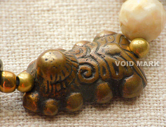 天珠とルドラクシャと水晶とトクチャ（チベットの金属製お守りみたい