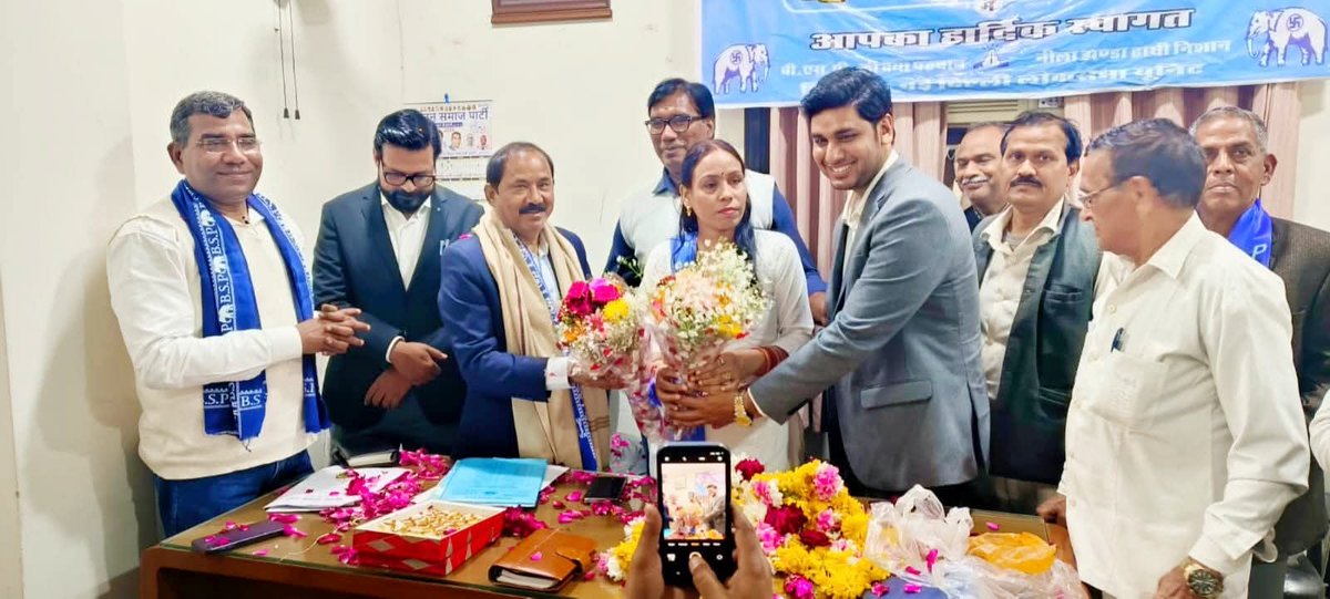 दिल्ली प्रदेश बसपा कार्यालय पर मासिक बैठक -🙏
मान्य बहनजी के महत्वपूर्ण दिशा निर्देश aur आदेश जारी किये - पूर्व राज्यसभा व केंद्रीय प्रभारी मा. अशोक सिद्धार्थ जी ने बिंदु बार कैडर के द्वारा सभी बातों को रखा.
साथ ही नव न्युक्ति स्टेट ज़ोन प्रभारियों का सम्मान किया.
जयभीम☘️#जयबसपा