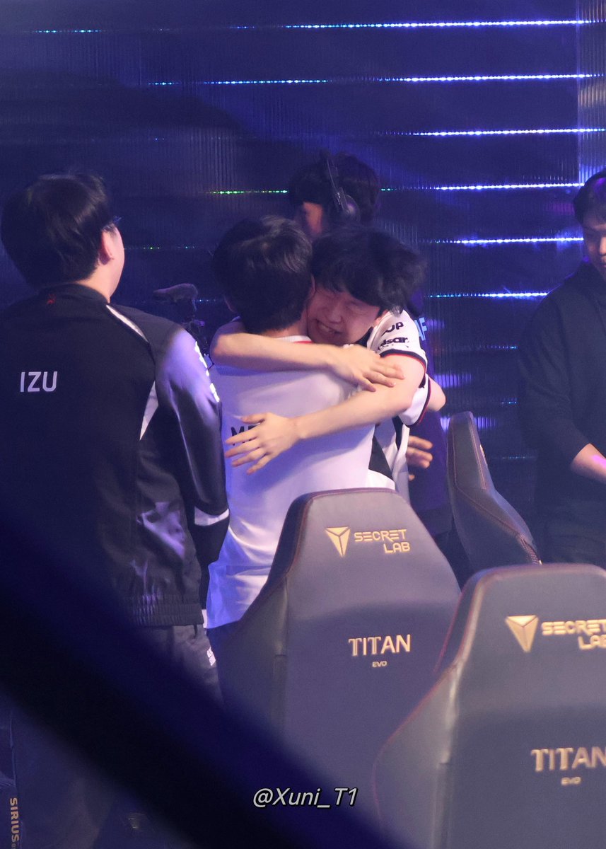 Xuni_T1's tweet photo. 260214 T1 vs RRQ

승리의 순간 🥺

#T1 #T1VALORANT #stax #스택스 #Meteor #메테오 https://t.co/x6fAselsaN