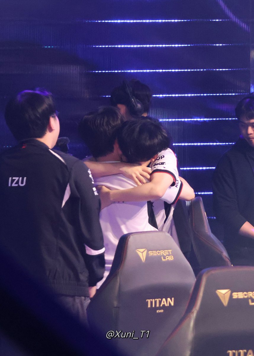 Xuni_T1's tweet photo. 260214 T1 vs RRQ

승리의 순간 🥺

#T1 #T1VALORANT #stax #스택스 #Meteor #메테오 https://t.co/x6fAselsaN