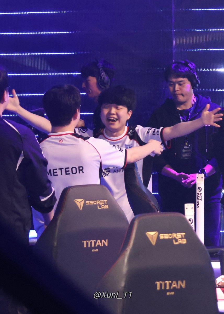 Xuni_T1's tweet photo. 260214 T1 vs RRQ

승리의 순간 🥺

#T1 #T1VALORANT #stax #스택스 #Meteor #메테오 https://t.co/x6fAselsaN